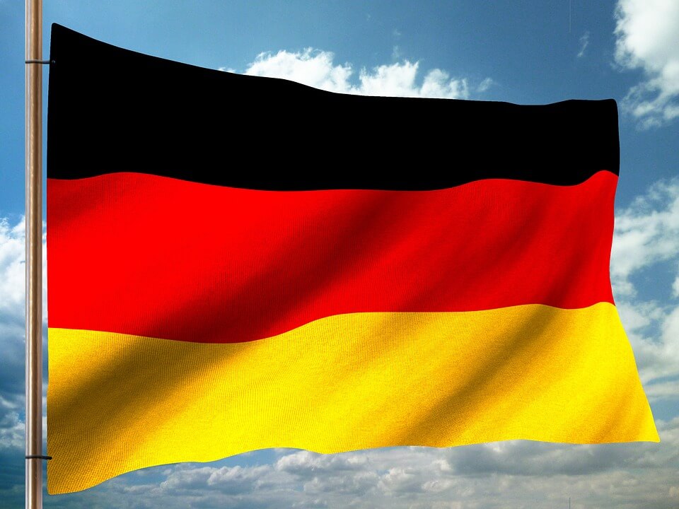 Quốc Kỳ Đức: Cờ Đức, là biểu tượng nhận diện quốc gia của Đức, đại diện cho lịch sử và văn hóa của đất nước. Quốc kỳ Đức được thiết kế đẹp mắt với ba màu sắc chính: đen, đỏ và vàng. Nhìn vào quốc kỳ Đức, ta không chỉ được ngắm nhìn sự tuyệt vời về kiến trúc và màu sắc mà còn nhận được niềm tự hào về đất nước Đức.